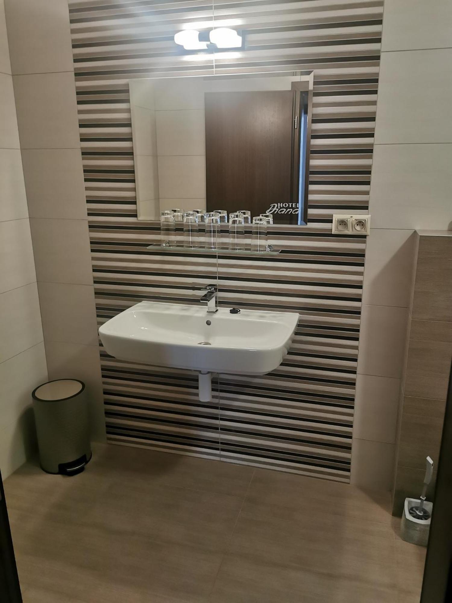 Hotel Diana Nové Mesto nad Váhom Exteriör bild