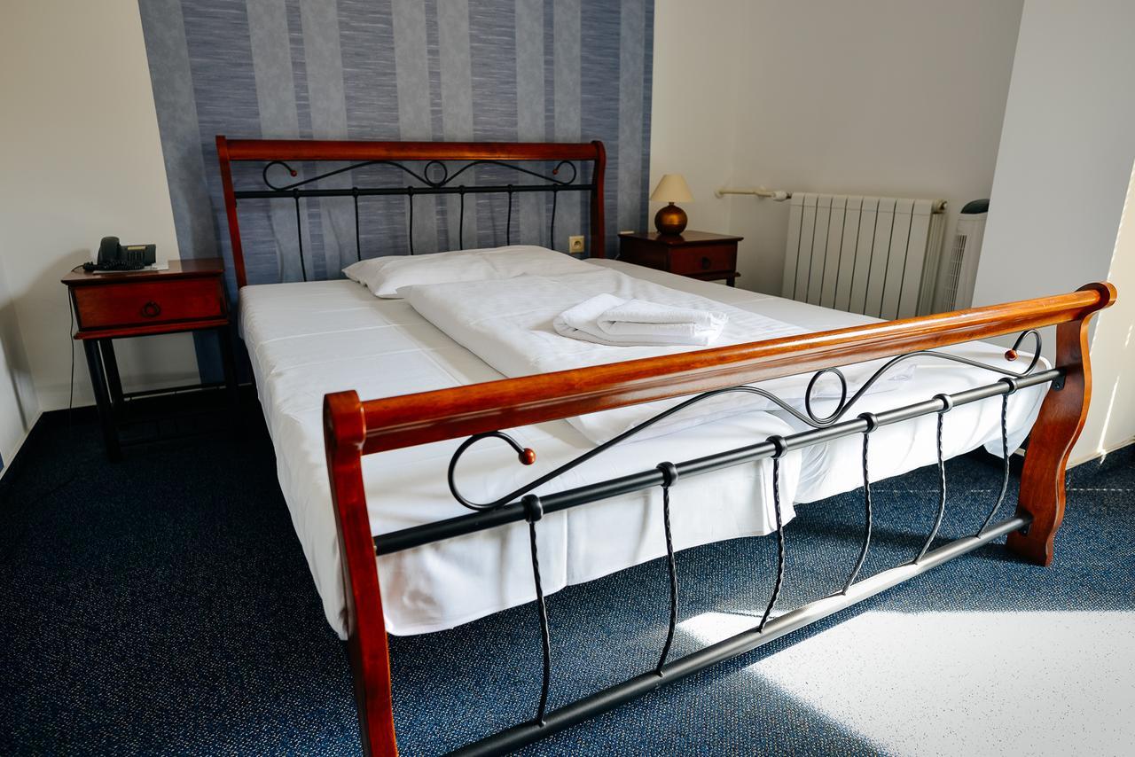 Hotel Diana Nové Mesto nad Váhom Exteriör bild