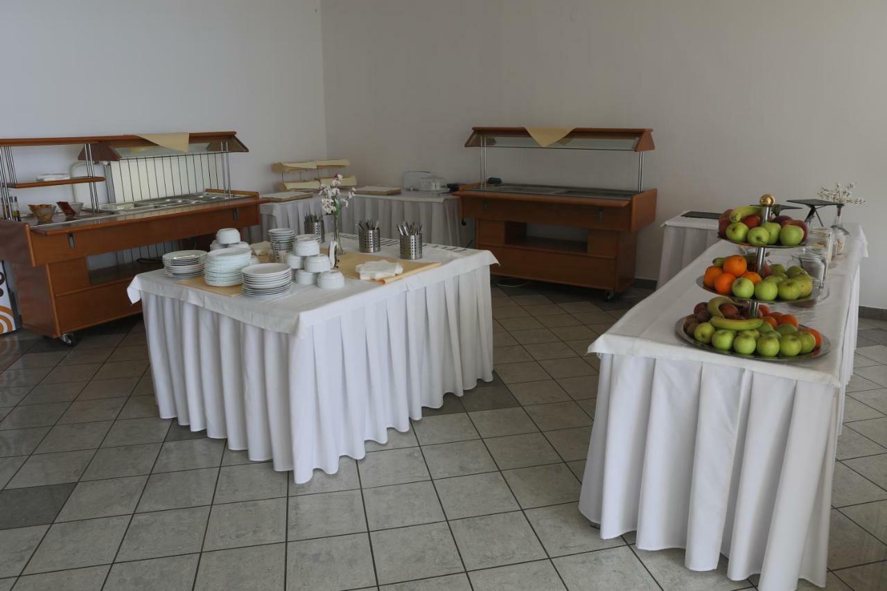 Hotel Diana Nové Mesto nad Váhom Exteriör bild
