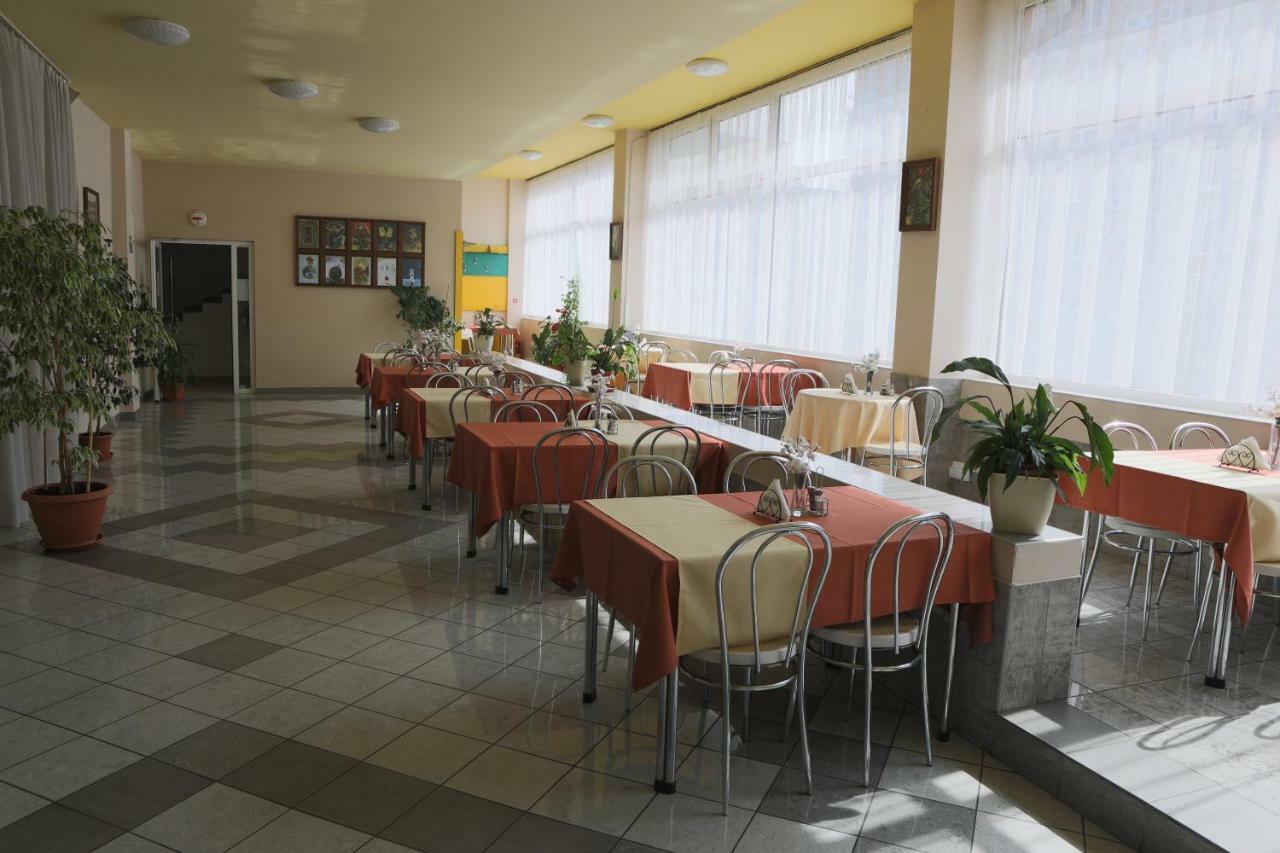 Hotel Diana Nové Mesto nad Váhom Exteriör bild
